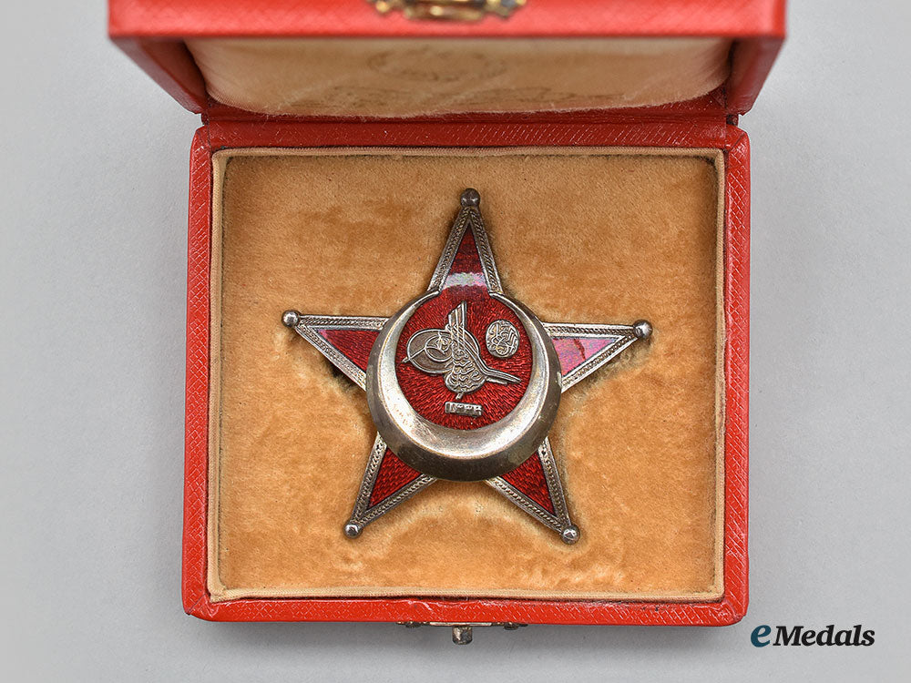 turkey,_ottoman_empire._a_war_medal_of1915_by_b.b.&_co,_with_rare_case_l22_mnc7191_225_1