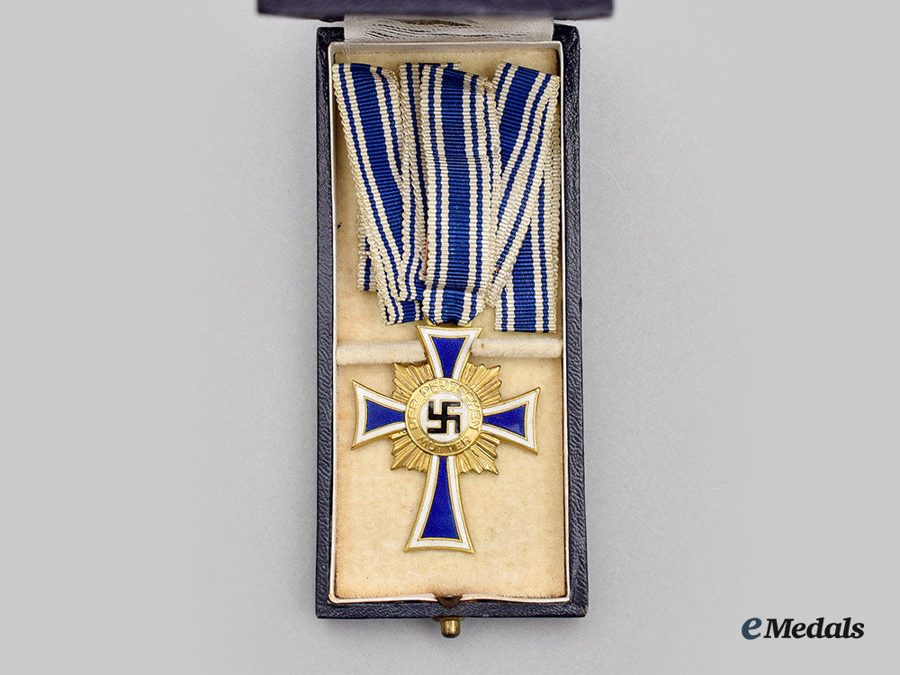 germany,_third_reich._an_honour_cross_of_the_german_mother,_gold_grade_with_case,_by_carl_poellath_l22_mnc7374_543