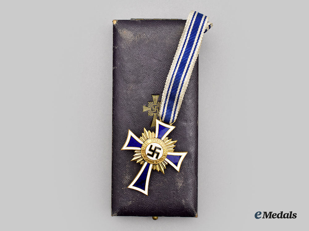 germany,_third_reich._an_honour_cross_of_the_german_mother,_gold_grade_with_case,_by_heinrich_wander_l22_mnc7386_549