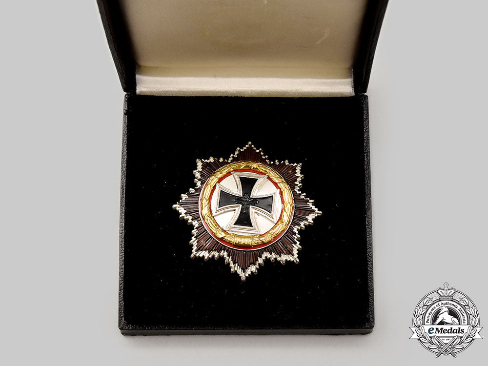 germany,_federal_republic._a_german_cross_in_gold,_with_case,1957_version_l22_mnc7467_813