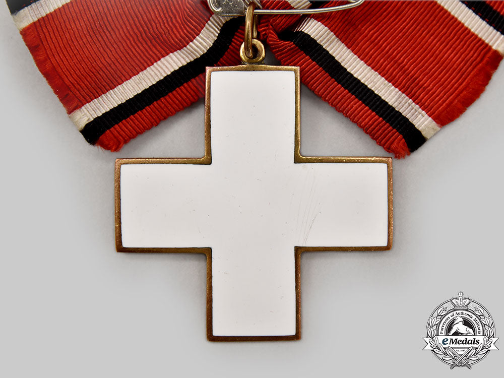 germany._a_pair_of_german_red_cross_decorations_l22_mnc7625_963