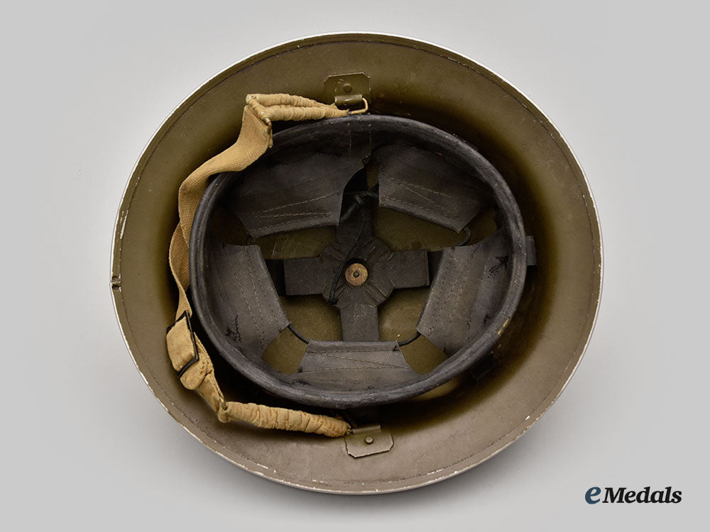 canada,_commonwealth._a_mark_ii_brodie_helmet,_with_camo_helmet_netting_and_repair_kit_l22_mnc7633_977