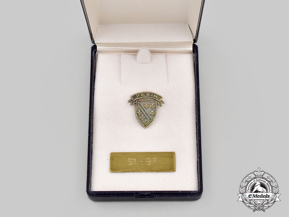 bosnia_and_herzegovina._a_memorial_badge_of_the_patriotic_league_of_bih,1991-97_l22_mnc7708_068_1_1_1