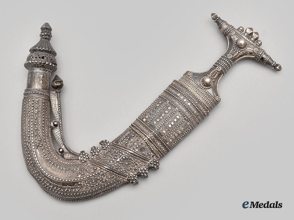 yemen._an_ornate_silver_yemeni_jambiya_l22_mnc7720_001_1