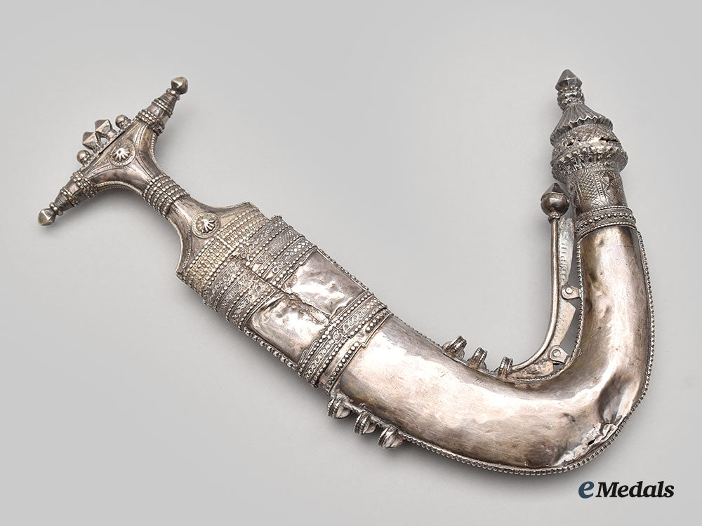 yemen._an_ornate_silver_yemeni_jambiya_l22_mnc7721_002_1