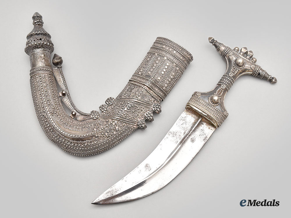 yemen._an_ornate_silver_yemeni_jambiya_l22_mnc7722_003_1