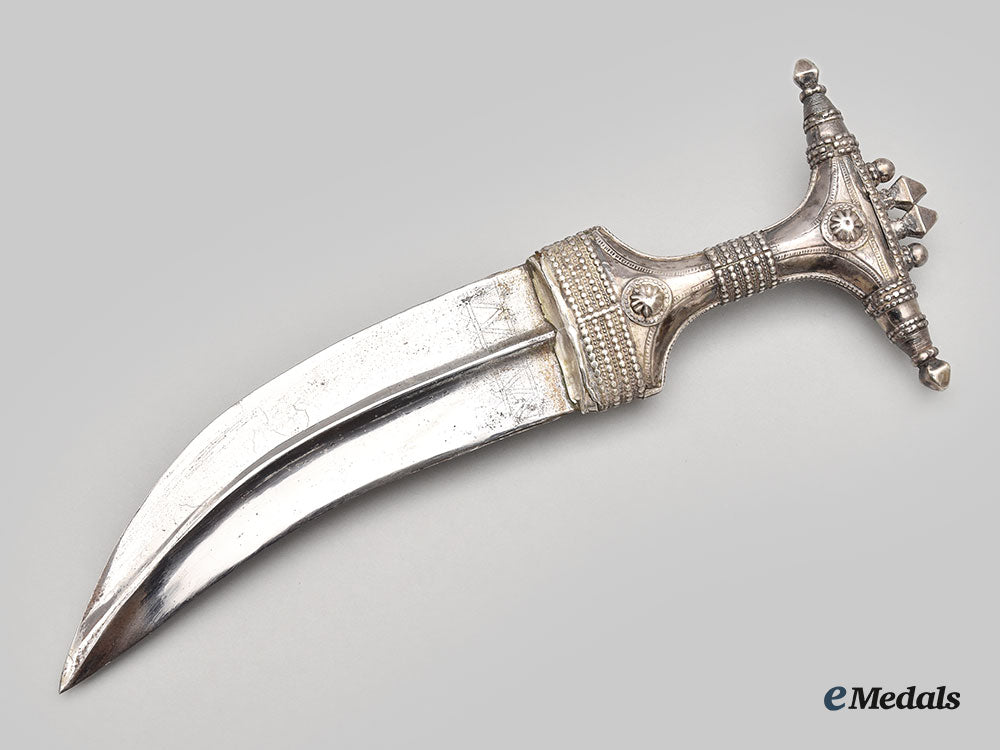 yemen._an_ornate_silver_yemeni_jambiya_l22_mnc7725_004_1