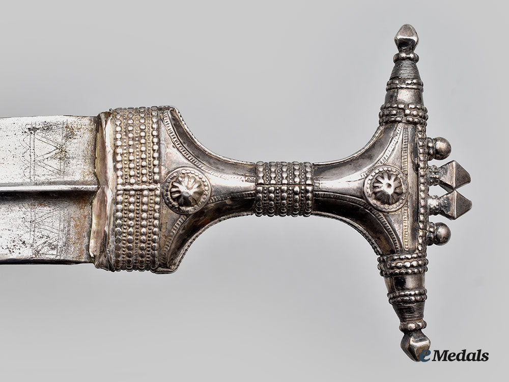 yemen._an_ornate_silver_yemeni_jambiya_l22_mnc7726_005_1