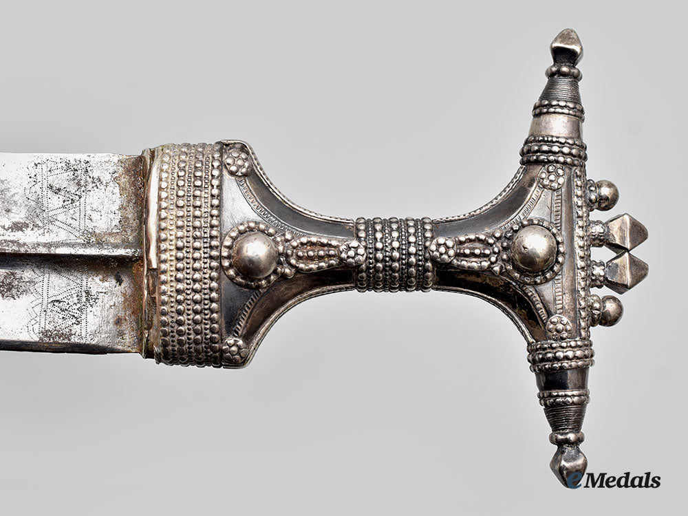 yemen._an_ornate_silver_yemeni_jambiya_l22_mnc7727_006_1
