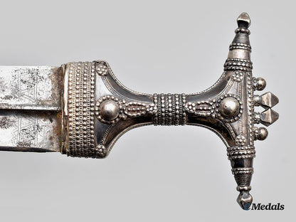 yemen._an_ornate_silver_yemeni_jambiya_l22_mnc7727_006_1