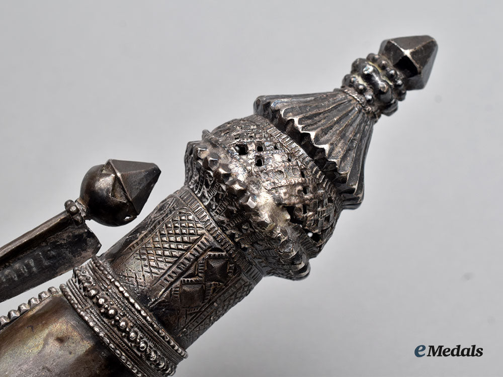 yemen._an_ornate_silver_yemeni_jambiya_l22_mnc7732_010_1