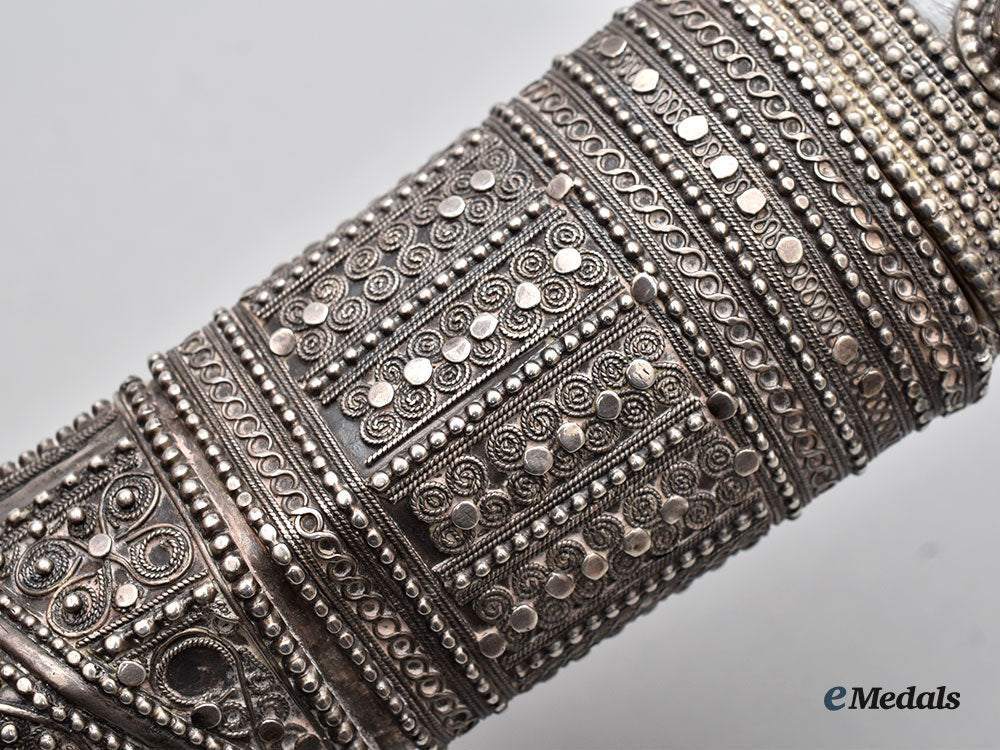yemen._an_ornate_silver_yemeni_jambiya_l22_mnc7733_011_1