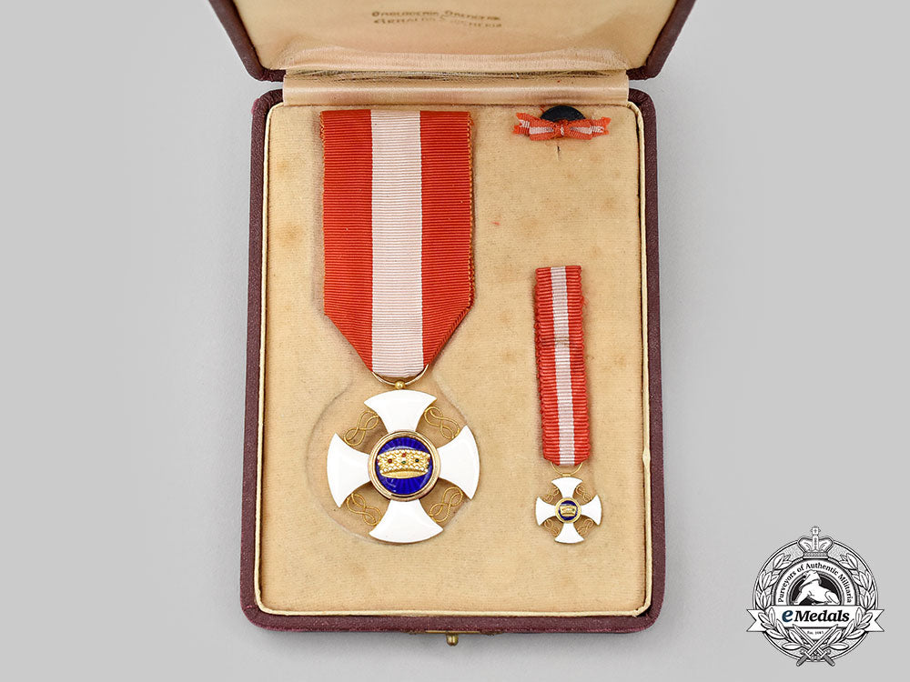 italy,_kingdom._an_order_of_the_crown_of_italy,_v_class_knight,_cased,_c.1880_l22_mnc7896_811_1