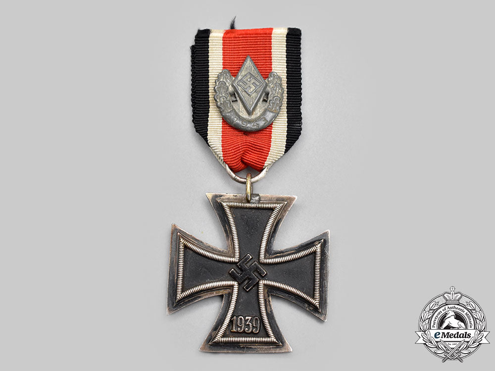 germany,_wehrmacht._a1939_iron_cross_ii_class,_with_hj_sports_badge_l22_mnc8246_001_1