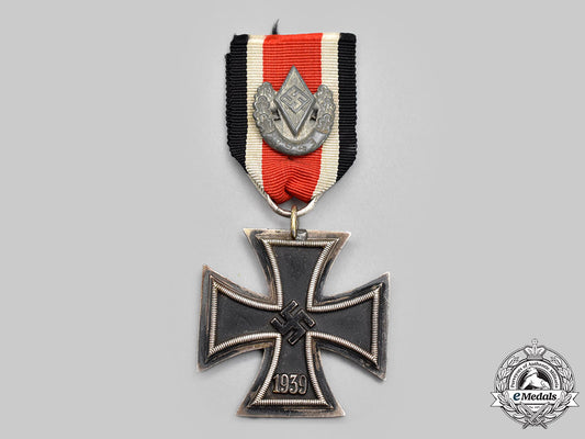 germany,_wehrmacht._a1939_iron_cross_ii_class,_with_hj_sports_badge_l22_mnc8246_001_1