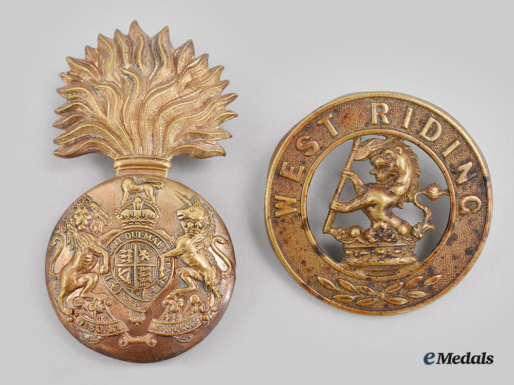 united_kingdom._two_regimental_badges_l22_mnc8305_107_1