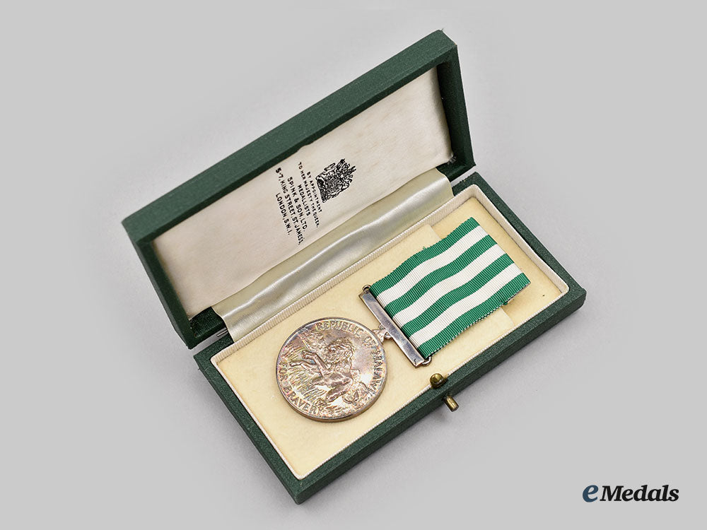 malawi,_republic._a_bravery_medal,_by_spink&_son_l22_mnc8311_001_1
