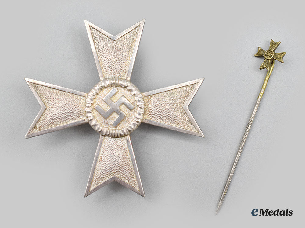 germany,_wehrmacht._a_war_merit_i_class,_with_case_and_stick_pin_miniature_l22_mnc8385_748_1