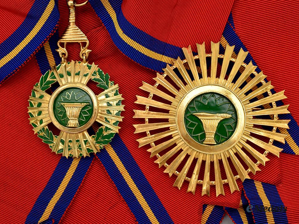 cambodia,_kingdom(_post1993)._a_royal_order_of_sahametrei,_i_class_grand_cross_set,_modern_issue_l22_mnc8392_271