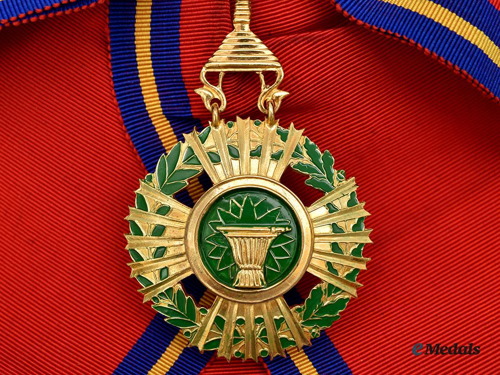 cambodia,_kingdom(_post1993)._a_royal_order_of_sahametrei,_i_class_grand_cross_set,_modern_issue_l22_mnc8396_273