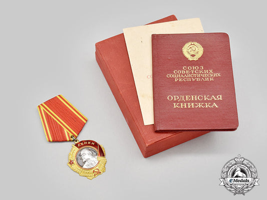 russia,_soviet_union._a_rare_order_of_lenin,_type_v_in_gold,_with_case_and_award_documents_to_lev_semenovich_badriev_l22_mnc8463_165
