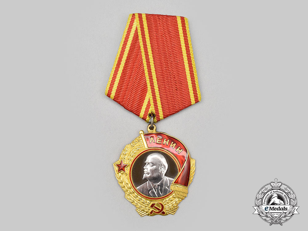 russia,_soviet_union._a_rare_order_of_lenin,_type_v_in_gold,_with_case_and_award_documents_to_lev_semenovich_badriev_l22_mnc8464_166