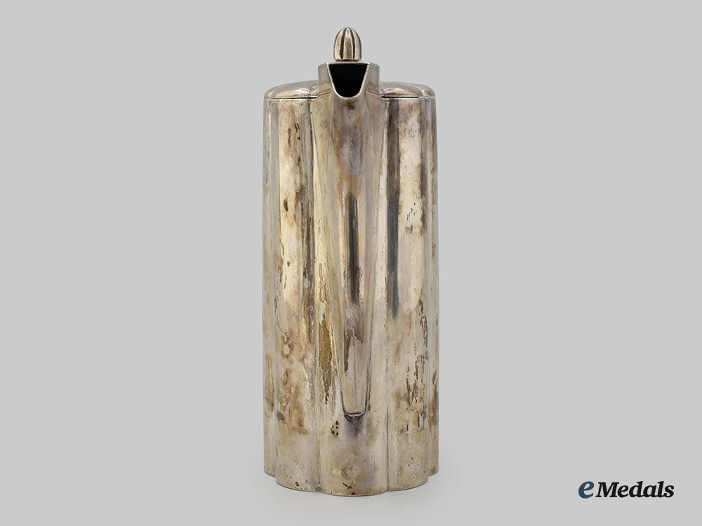 united_kingdom._a_silver_scalloped_edge_coffee_pot_l22_mnc8532_186_1
