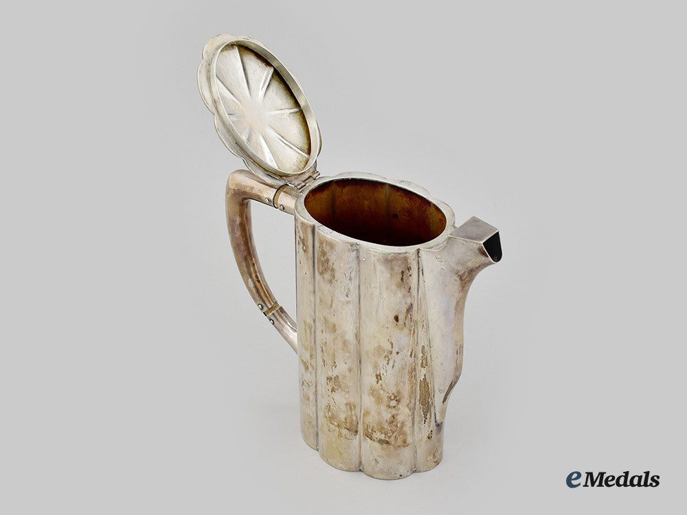 united_kingdom._a_silver_scalloped_edge_coffee_pot_l22_mnc8537_190_1