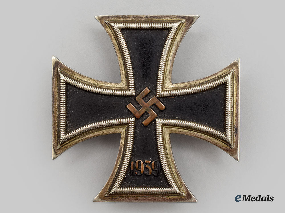 germany,_wehrmacht._a1939_iron_cross_ii_class,_schinkel_frame_by_wilhelm_deumer_l22_mnc8543_253