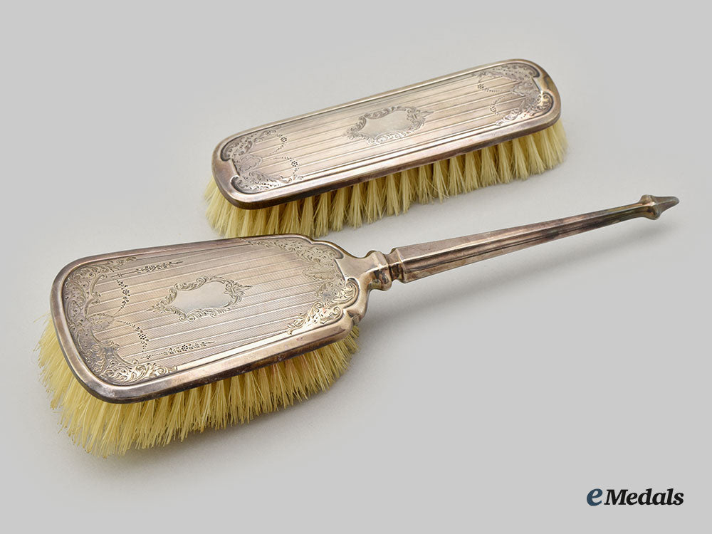 united_kingdom,_birminhgam._a_set_of_two_horse_bristle_brushes,_by_charles_s._green&_co,_c.1940_l22_mnc8645_100_1