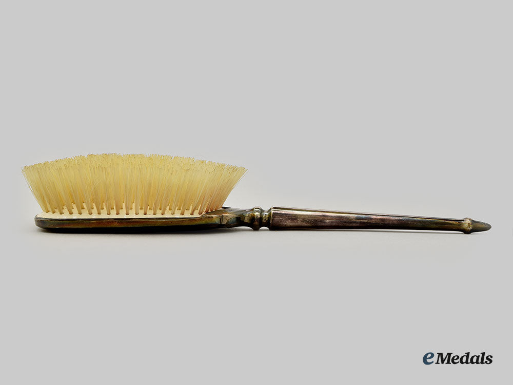 united_kingdom,_birminhgam._a_set_of_two_horse_bristle_brushes,_by_charles_s._green&_co,_c.1940_l22_mnc8646_101_1