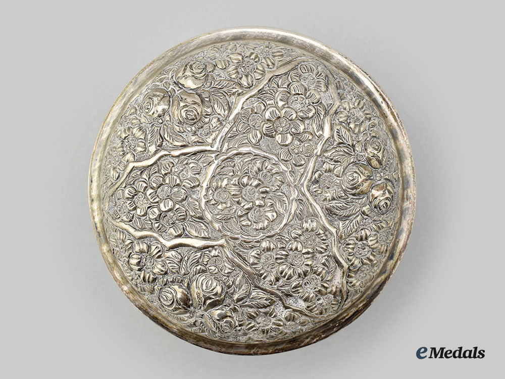 united_kingdom._a_small_floral_pattern_lidded_bowl_l22_mnc8662_112_1