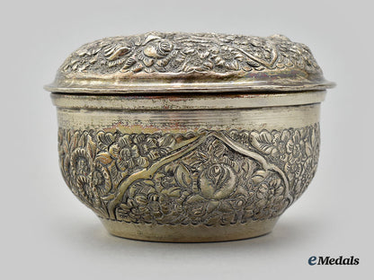 united_kingdom._a_small_floral_pattern_lidded_bowl_l22_mnc8665_113_1