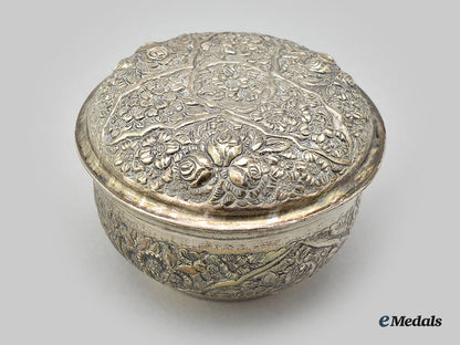 united_kingdom._a_small_floral_pattern_lidded_bowl_l22_mnc8666_114_1