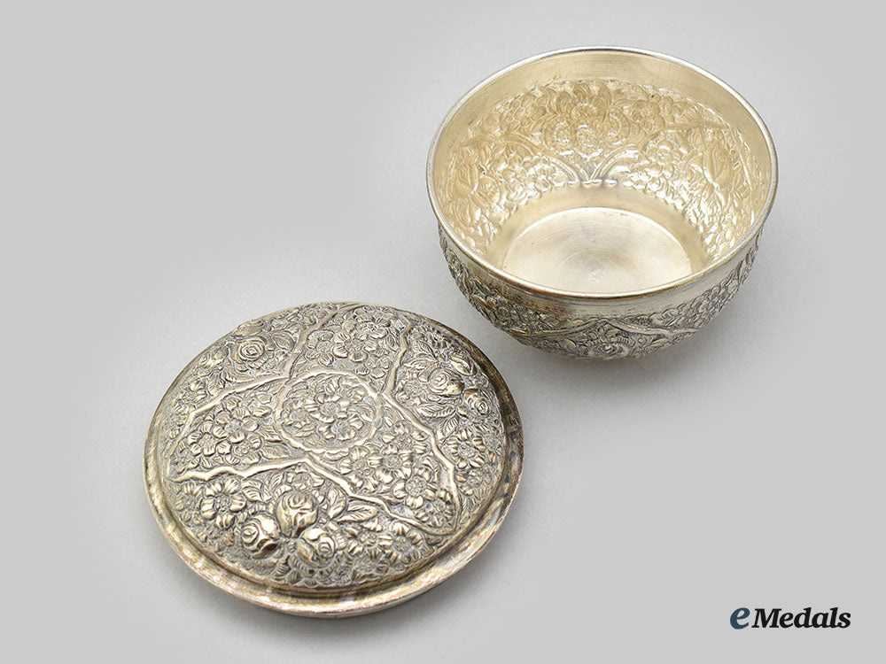 united_kingdom._a_small_floral_pattern_lidded_bowl_l22_mnc8667_115_1