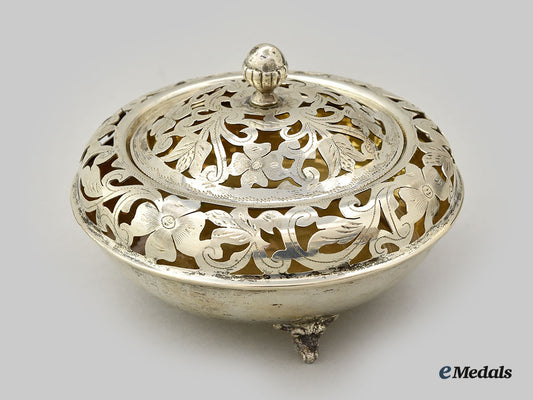 europe._a_silver_decorative_lidded_bowl_l22_mnc8685_126_1