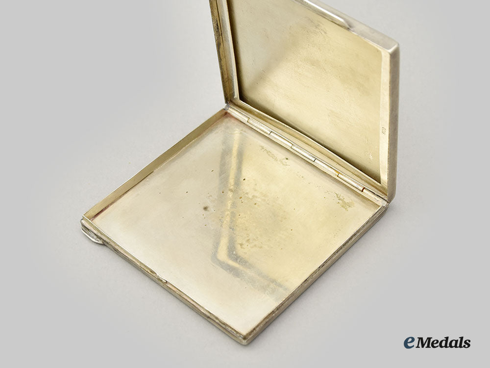 united_kingdom._a_silver_cigarette_case_and_silver_compact_l22_mnc8701_135