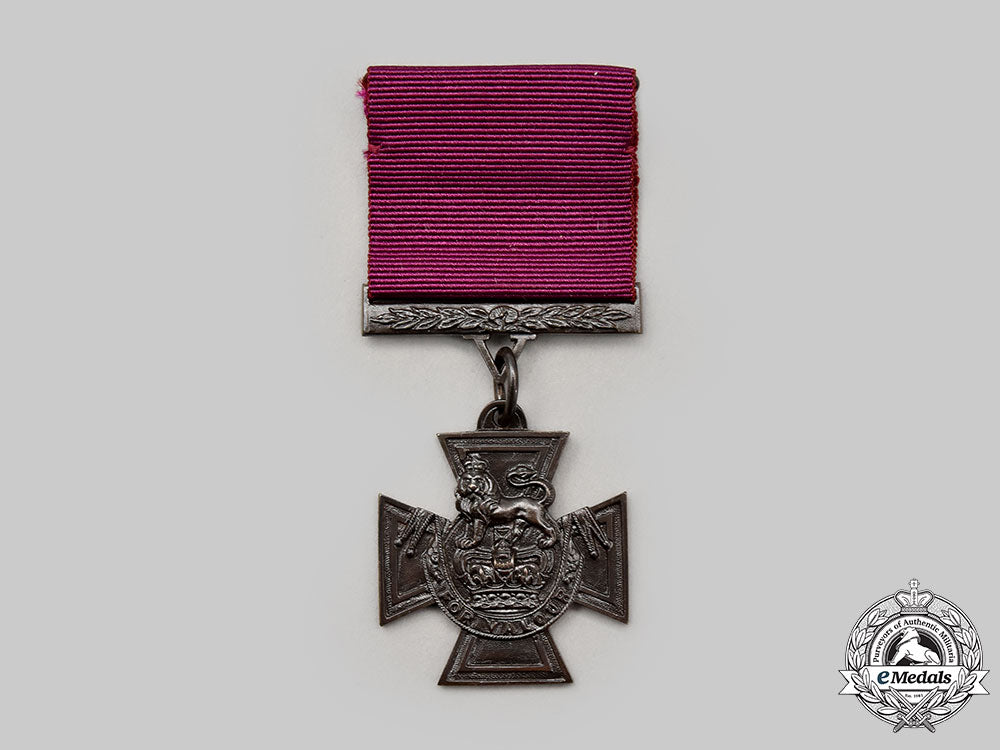 united_kingdom._a_limited_edition_victoria_cross_by_hancocks&_co._of_london,_number410_of1352_l22_mnc8717_438
