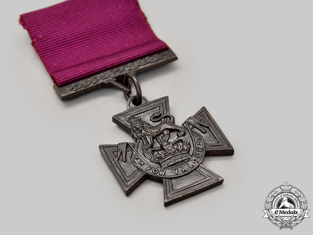 united_kingdom._a_limited_edition_victoria_cross_by_hancocks&_co._of_london,_number410_of1352_l22_mnc8718_439