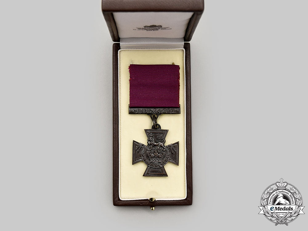 united_kingdom._a_limited_edition_victoria_cross_by_hancocks&_co._of_london,_number410_of1352_l22_mnc8723_437