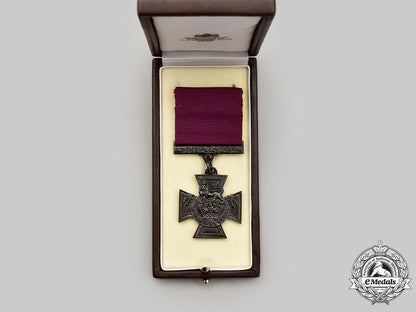 united_kingdom._a_limited_edition_victoria_cross_by_hancocks&_co._of_london,_number410_of1352_l22_mnc8723_437