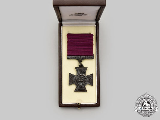 united_kingdom._a_limited_edition_victoria_cross_by_hancocks&_co._of_london,_number410_of1352_l22_mnc8723_437