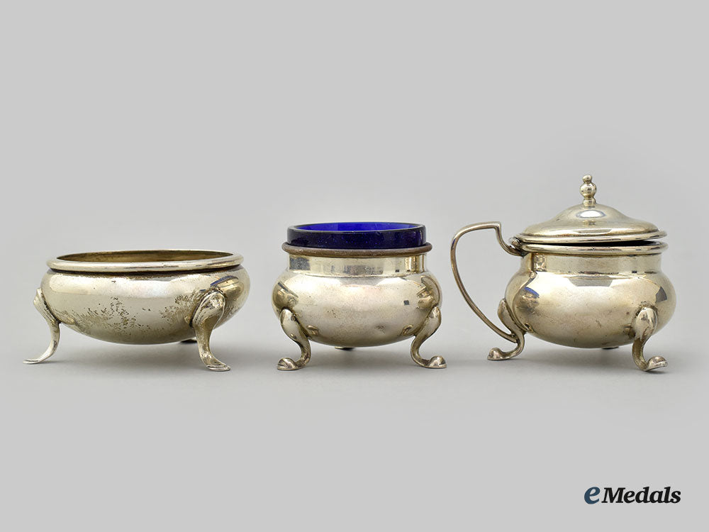 united_kingdom._a_set_of_three_silver_salt_dishes,_by_gorham_l22_mnc8744_153_1