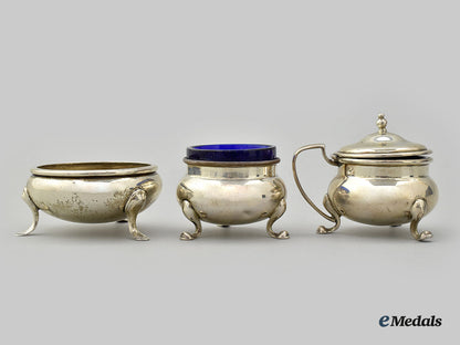 united_kingdom._a_set_of_three_silver_salt_dishes,_by_gorham_l22_mnc8744_153_1