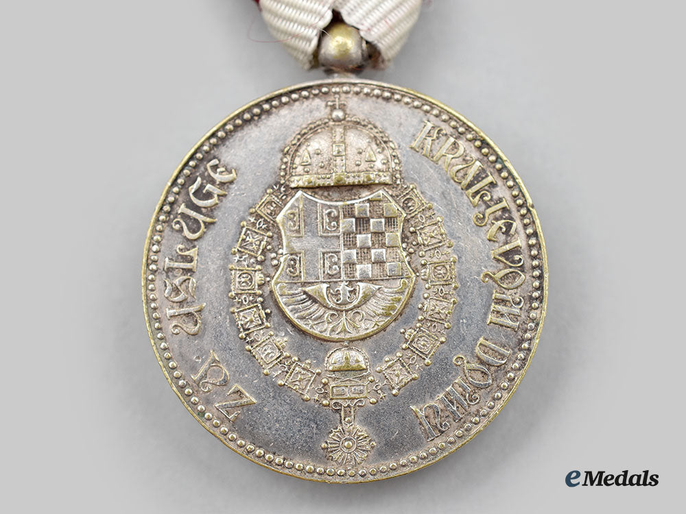 yugoslavia,_kingdom._a_royal_household_medal_of_king_alexander_i_karadordevic_and_two_officers_badges_l22_mnc8767_903