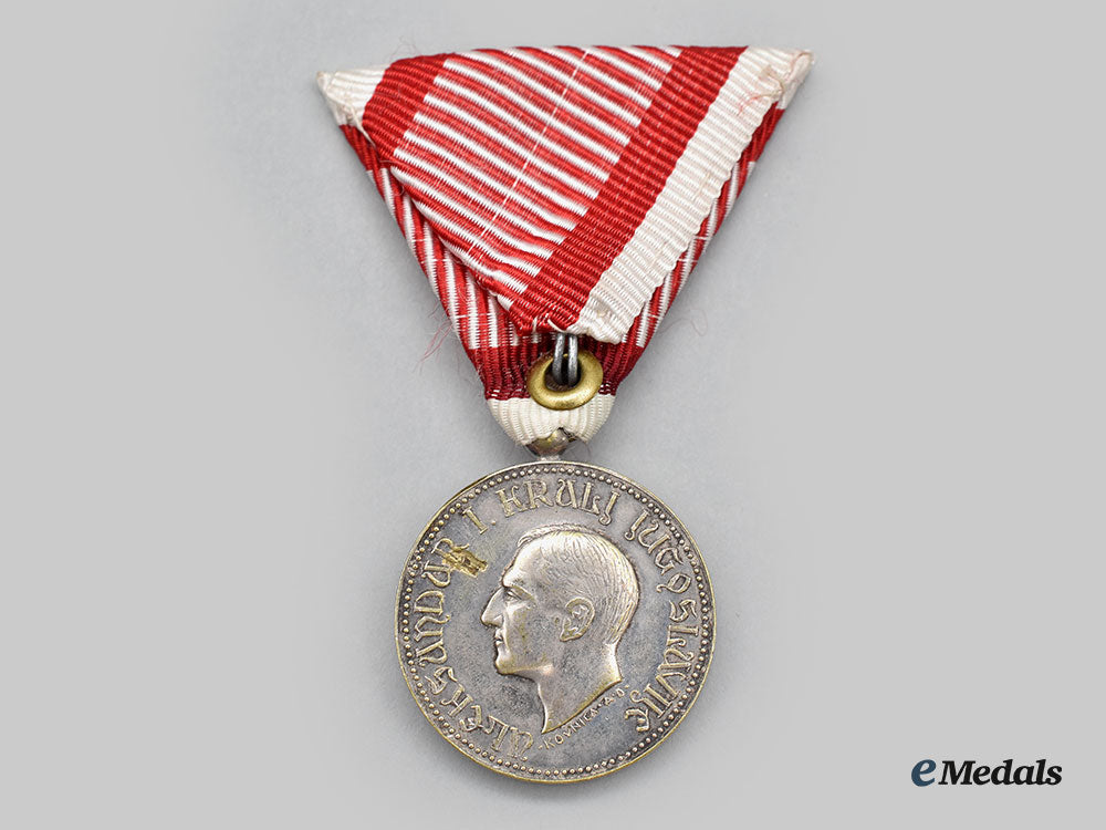 yugoslavia,_kingdom._a_royal_household_medal_of_king_alexander_i_karadordevic_and_two_officers_badges_l22_mnc8769_904