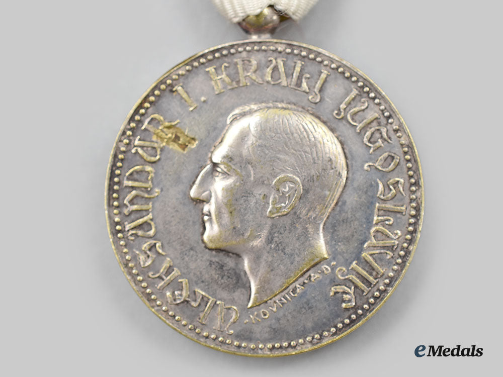 yugoslavia,_kingdom._a_royal_household_medal_of_king_alexander_i_karadordevic_and_two_officers_badges_l22_mnc8770_905
