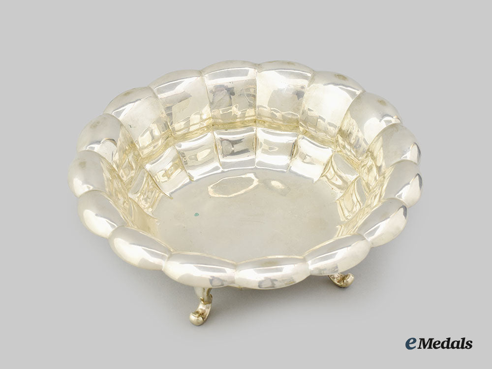 united_kingdom._a_silver_scalloped_edge_fruit_bowl_l22_mnc8780_375_1