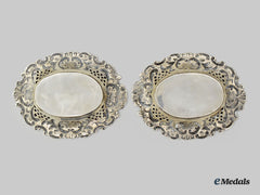 United Kingdom. A Set Of Two Silver Jewellery Trays