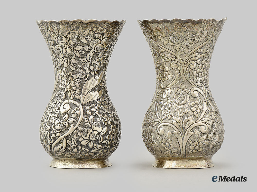 united_kingdom._a_set_of_two_floral_patterned_silver_flower_vases_l22_mnc8794_382_1